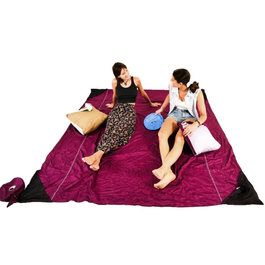 Menschen sitzen auf der Outdoor Decke in der Farbe Plum von Ticket to the Moon