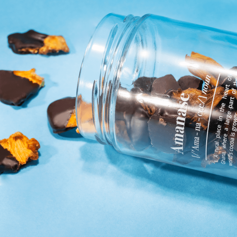 Dipped Ananas von Amanase im Zero Waste Glas, geöffnet und liegend mit Stückchen davor