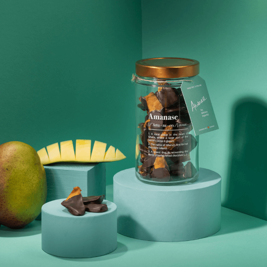 Dipped Mango von Amanase im Zero Waste Glas, daneben liegen einzelne Stücken und Mangos