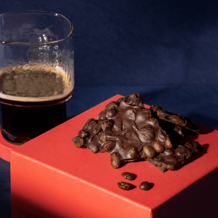 Amanase Espresso Crunch mit einem Glas gefüllt mit Espresso