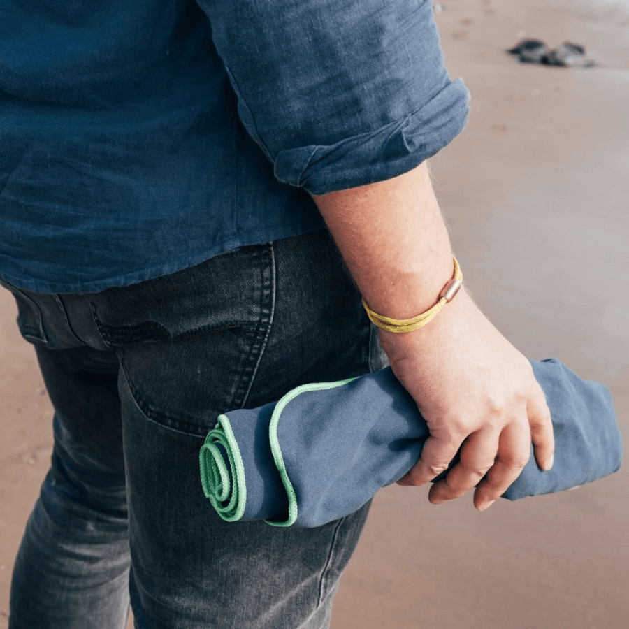 Eine Person trägt das Bracenet Wadden Sea ll  am Handgelenk
