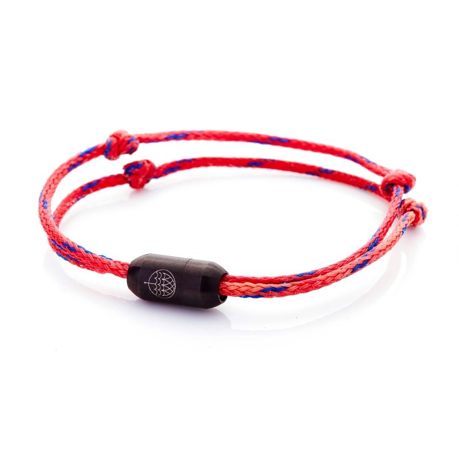 Rotes Armband von Bracenet aus geborgenen Fischernetzen mit Knoten und schwarzem Verschluss liegend