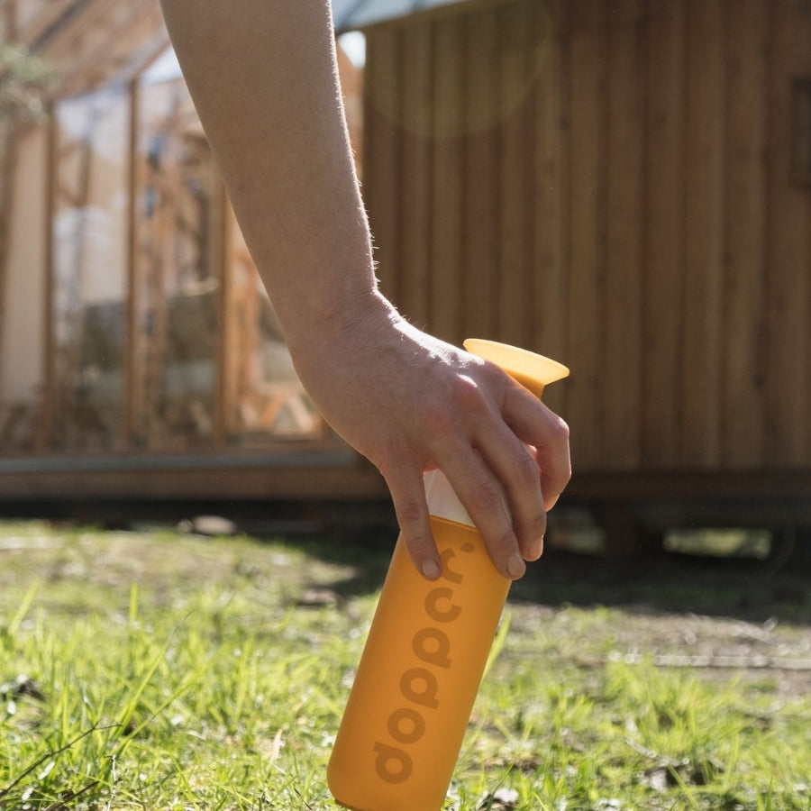 Dopper Flasche Gelb im Garten