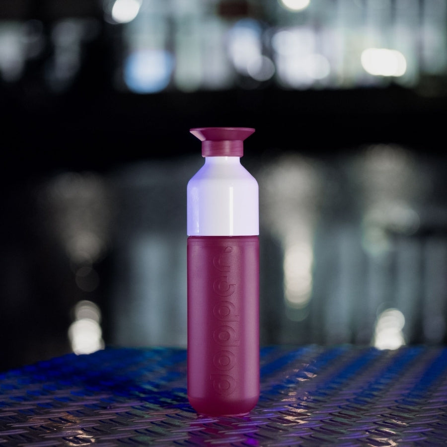 Dopper Trinkflasche fuchsia auf Theke