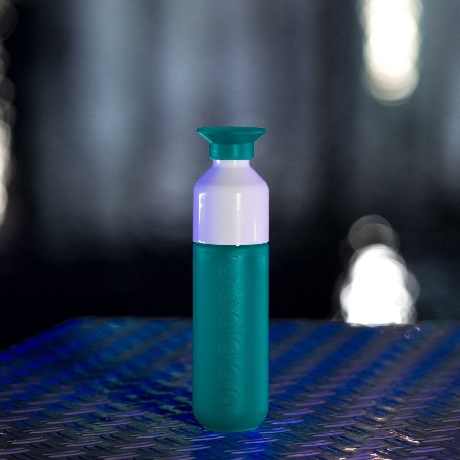 Dopper Trinkflasche türkies auf theke