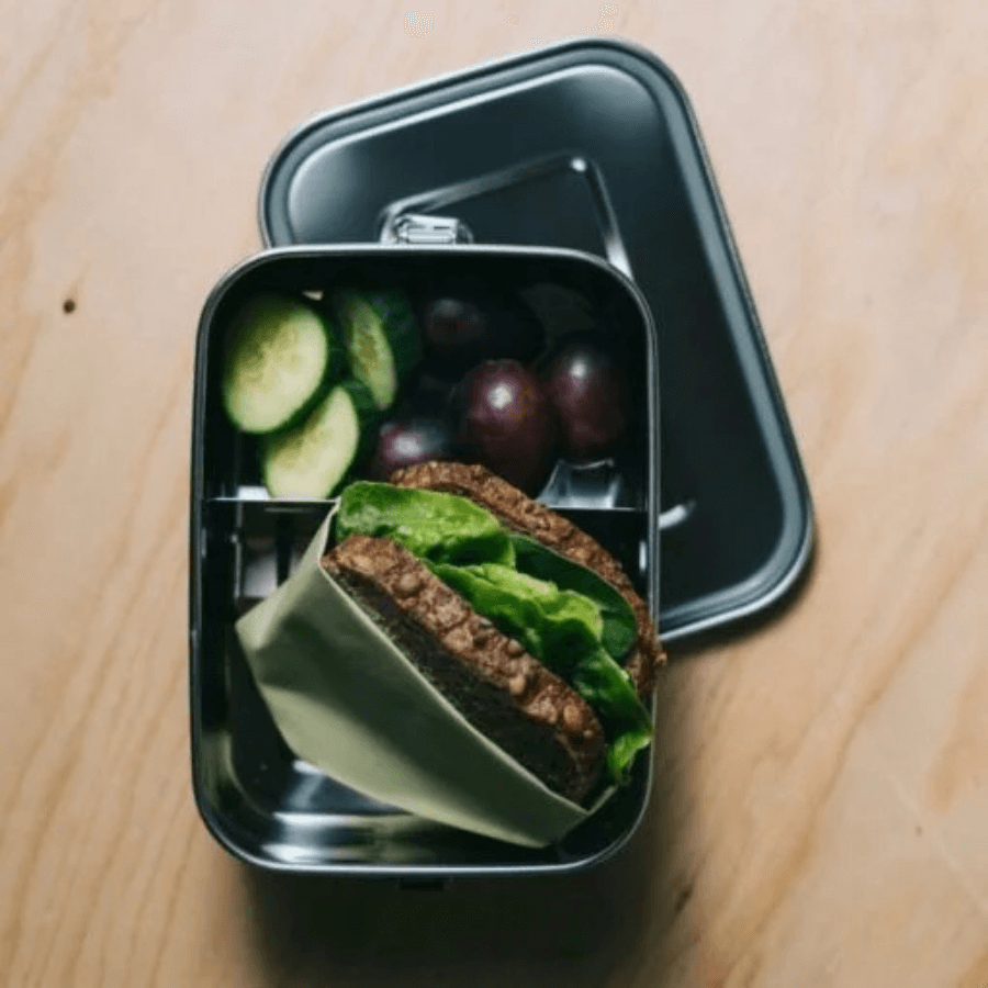 Brotdose von GAIA gefüllt mit Brot, Obst und Gemüse