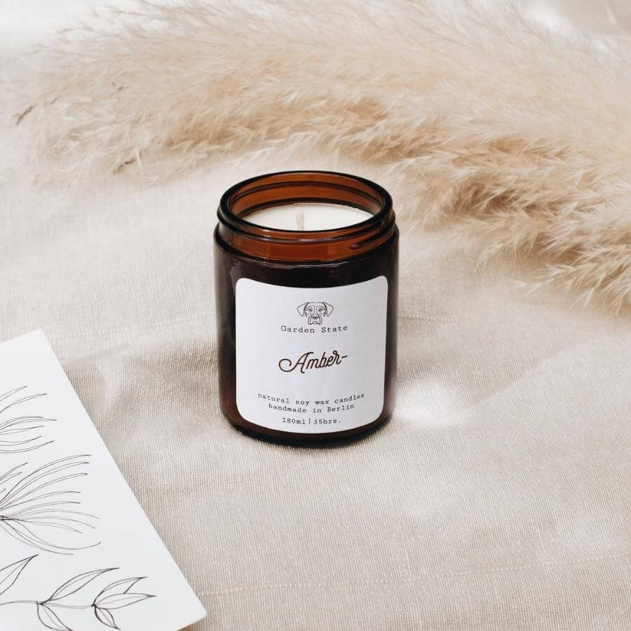 Garden State Candle Duftrichtung Amber, geöffnetes Glas, 180ml