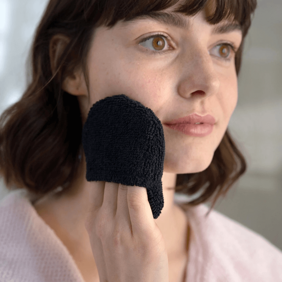 Frau benutzt das Fce Care Pad im Gesicht