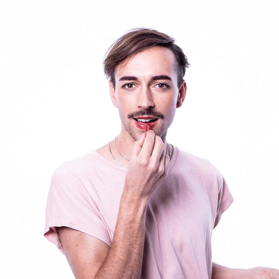 Mensch benutzt einen Fabelstift auf den Lippen