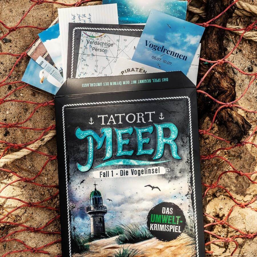 Tatort Meer mit Spielkarten auf Fischernetz am Strand