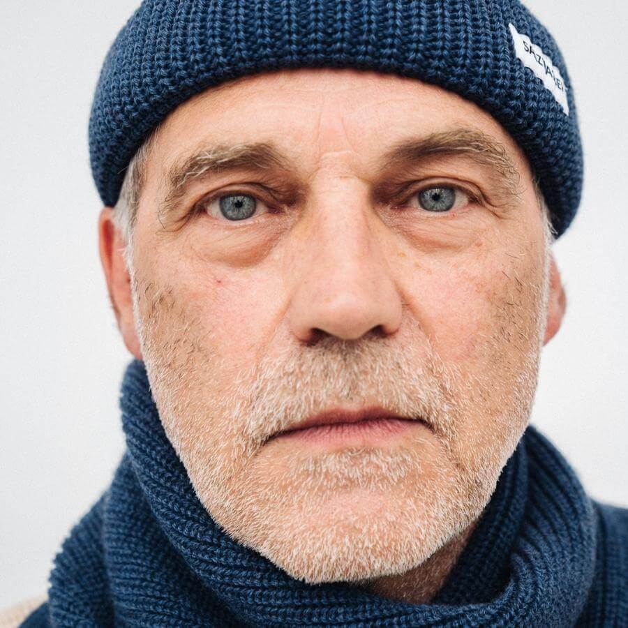 Mann mit indigo Fisherman Mütze von Salzwasser