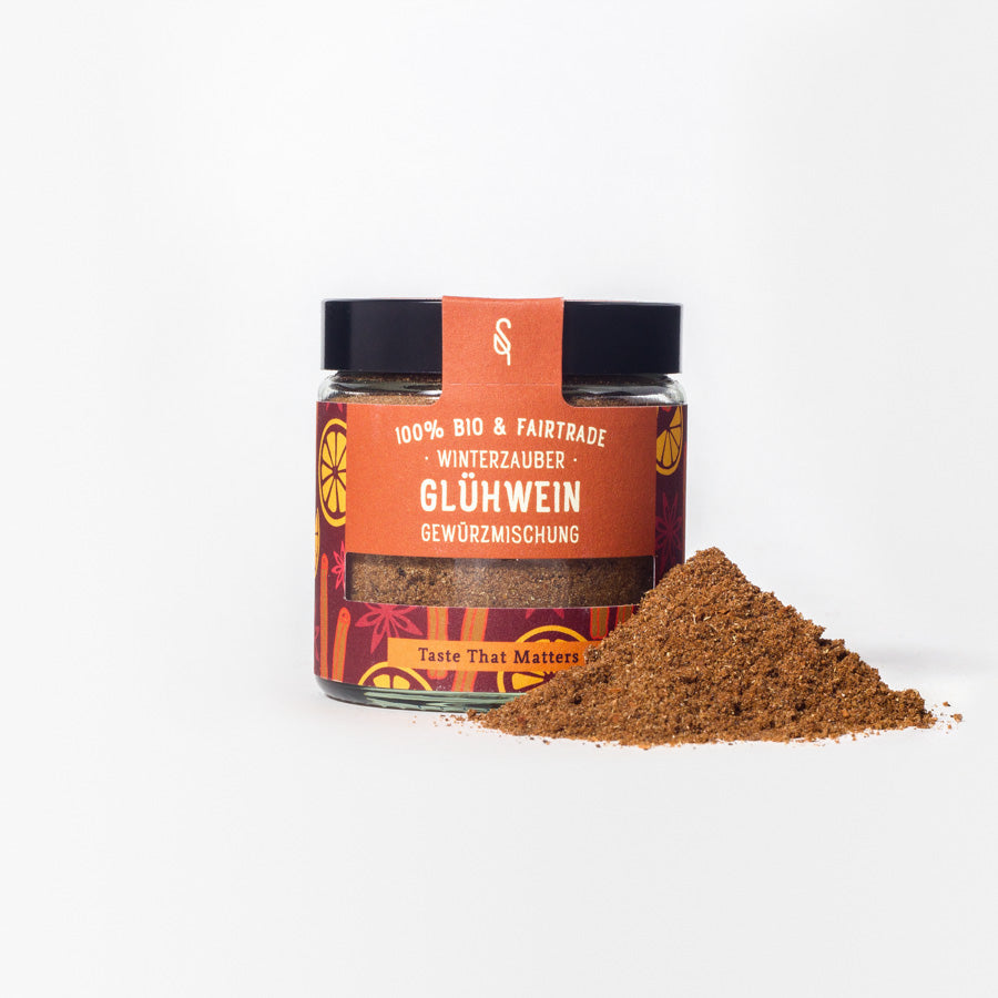 Glühwein Mischung in Glasverpackung mit Gewürzhäufchen von vorne