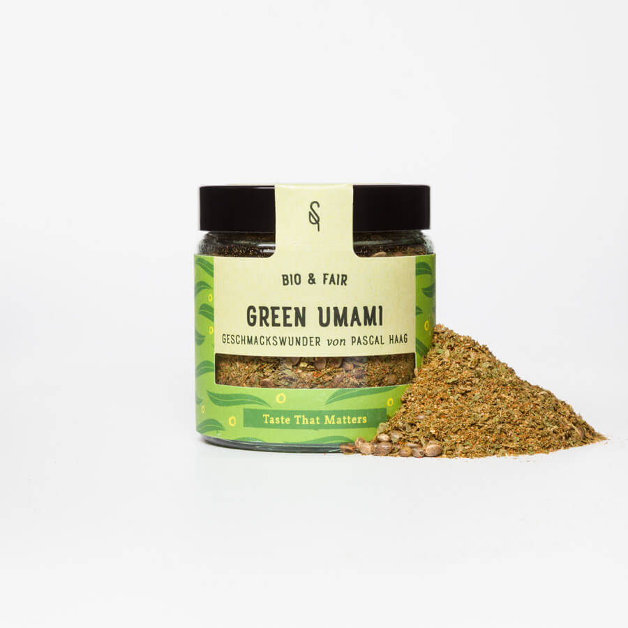Green Umami in Glasverpackung mit Gewürzhäufchen von vorne