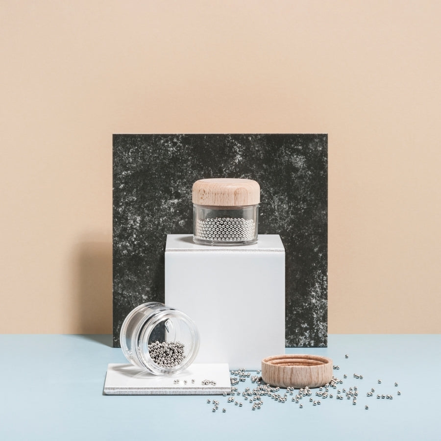 Offenes und geschlossenes Glas mit Reinigungsperlen