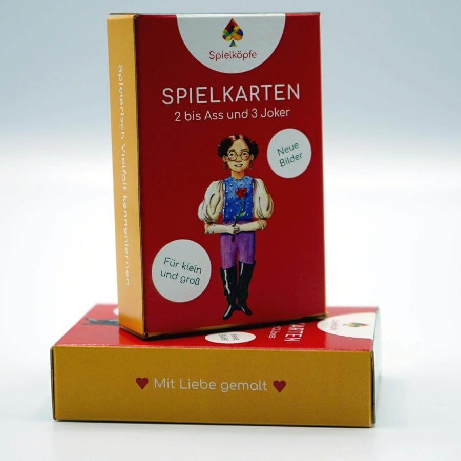 Spielkarten von Spielköpfe für Kinder, zwei Verpackungen, die eine steht auf einer liegenden Verpackung