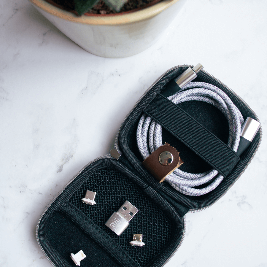 Syllucid USB-Kabel Box liegt geöffnet auf dem Tisch