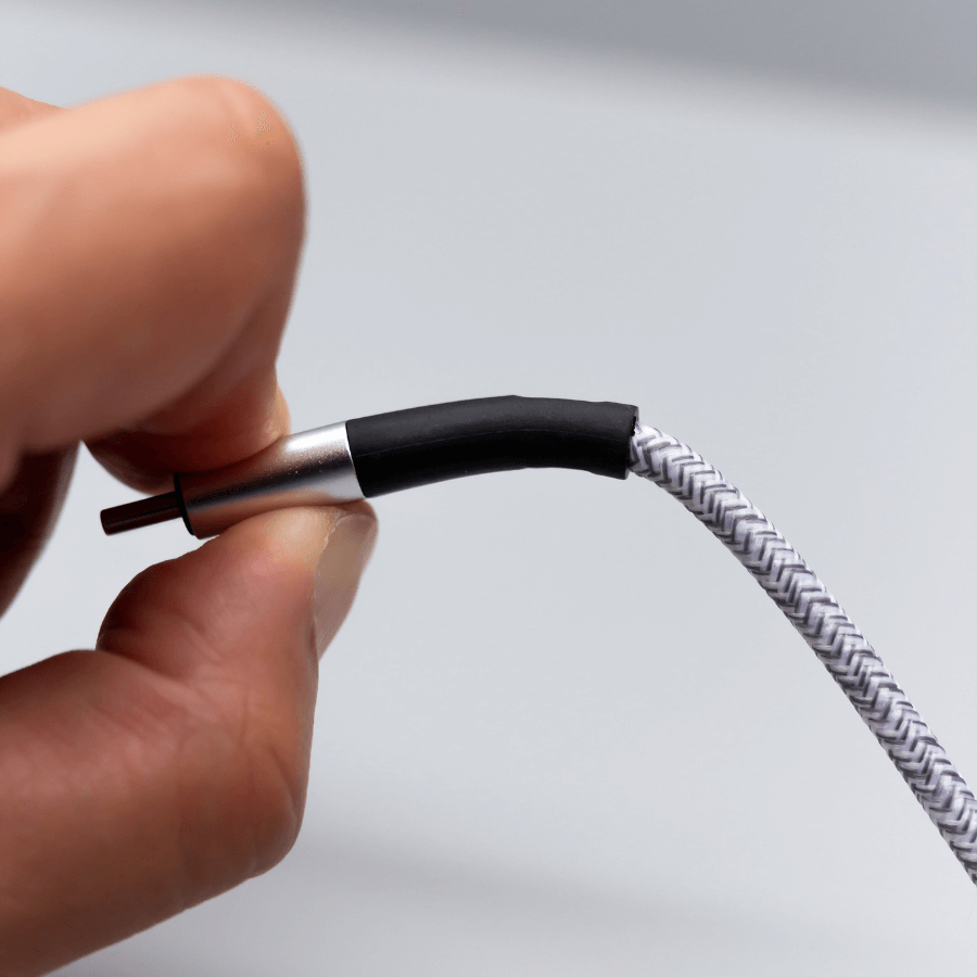 Zwei Finger biegen das USB Kabel