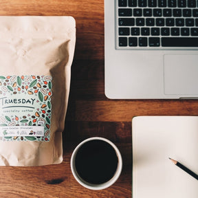 Truesday Kaffee Packung Serviervorschlag mit Tasse Kaffee