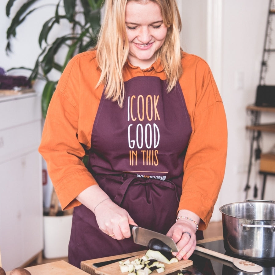 Über den Tellerrand kochen Schürze wird von Person getragen beim Kochen