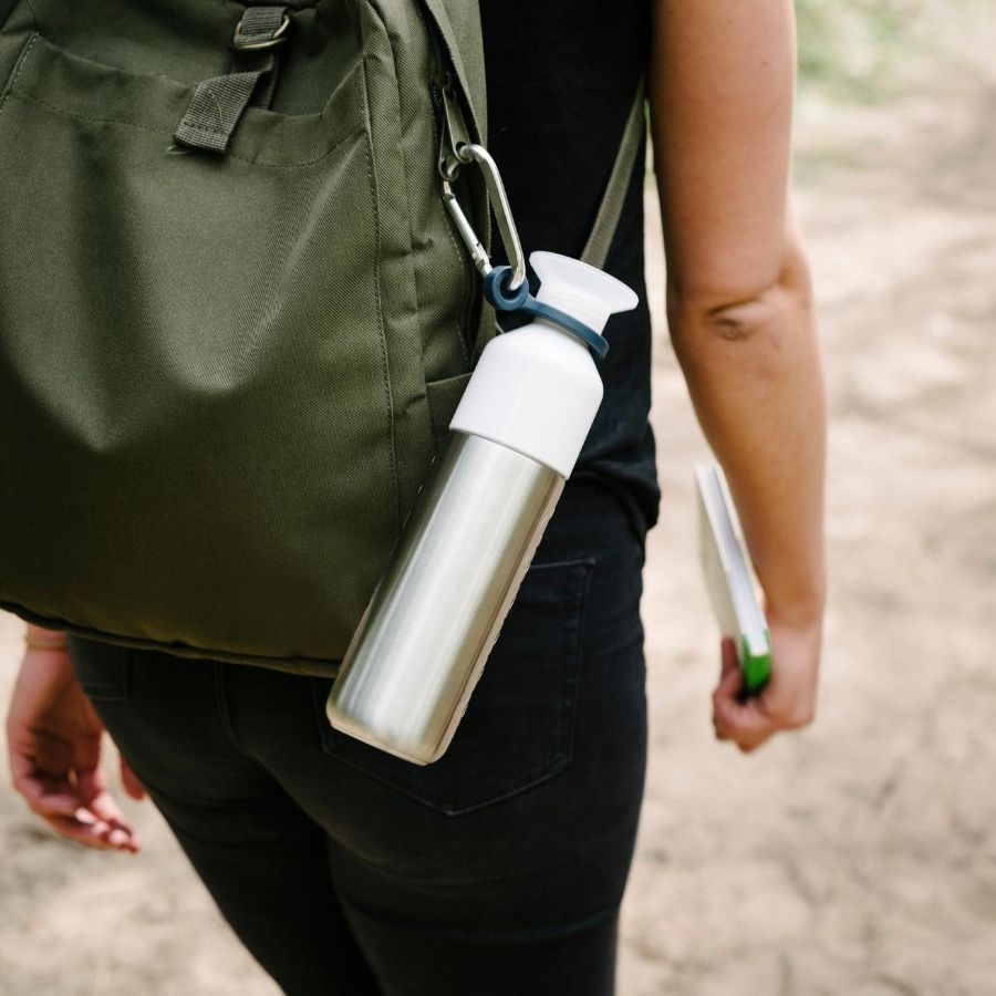 Dopper Trinkflasche steel hängt an einem Rucksack