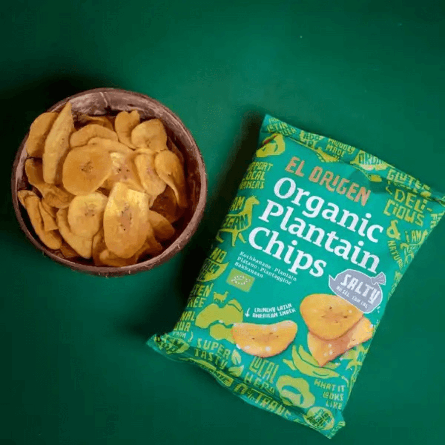 El origen Kochbananen Chips mit Meersalt Verpackung, daneben Schale mit Chips