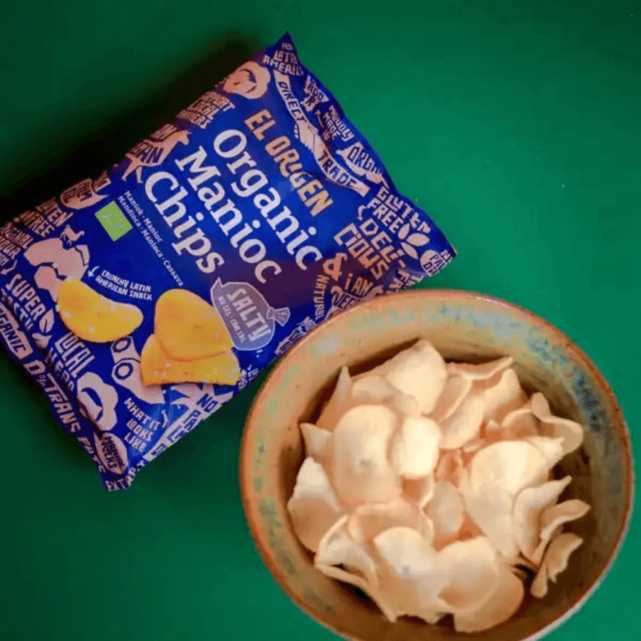 El origen Maniok Chips mit Meersalz Verpackung neben einer Schale Chips