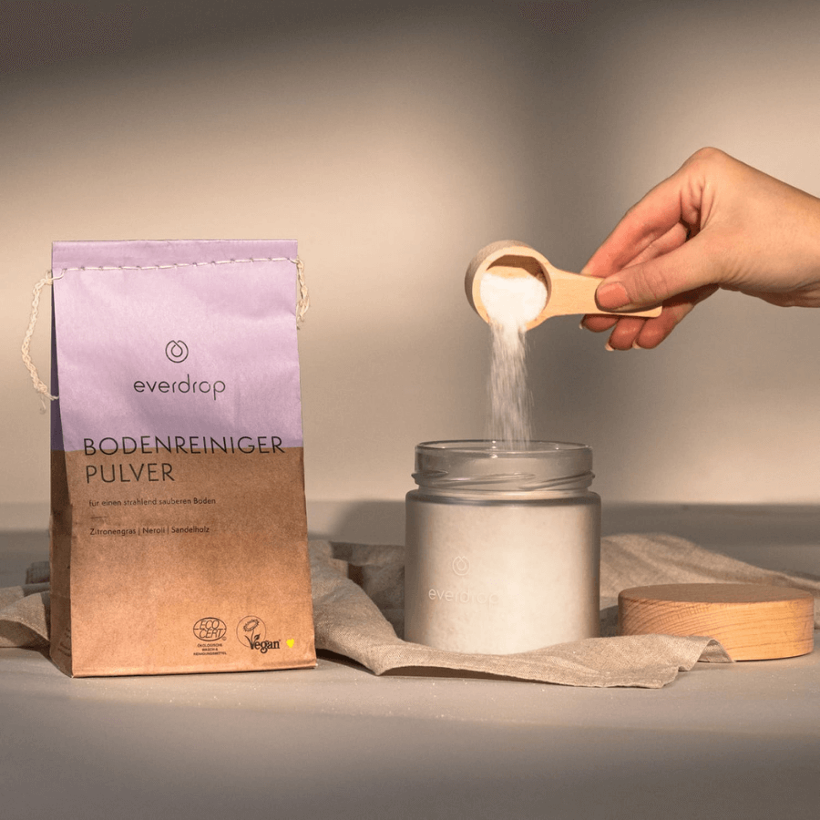 everdrop Bodenreiniger Pulver - Verpackung und befülltes Glas daneben mit Dosierlöffel