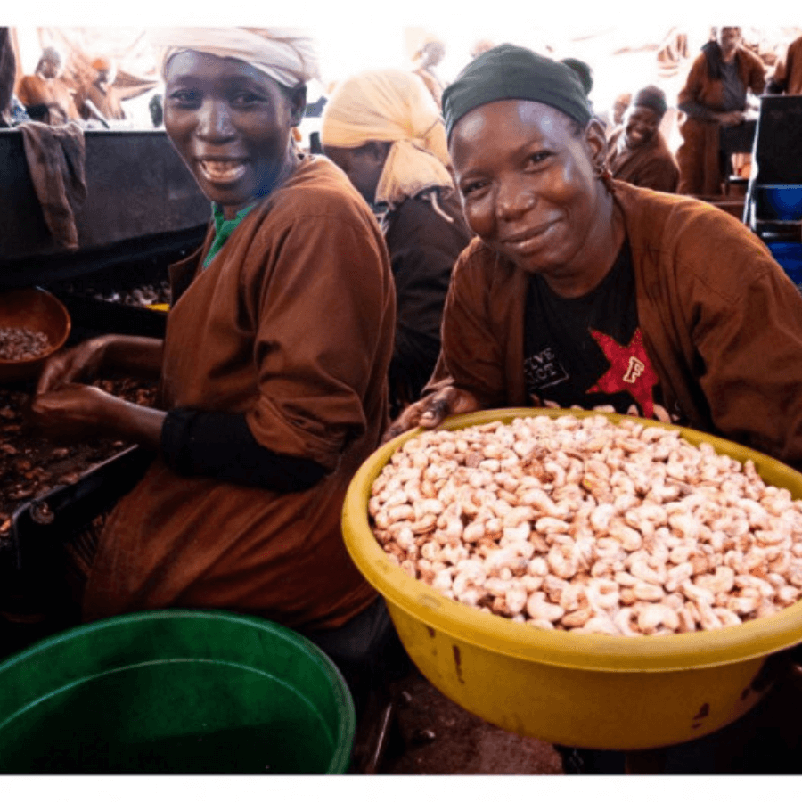 Zwei Frauen halten eine große Schale mit Cashews