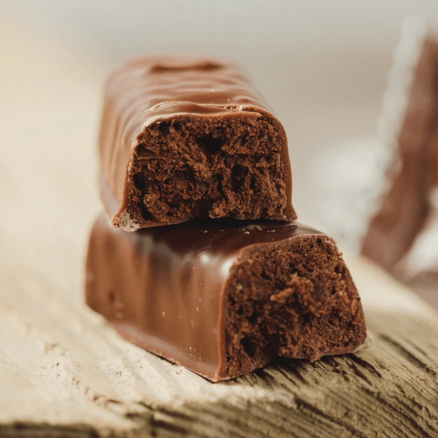 Zwei Lycka Schokoriegel Brownie liegen aufeinander