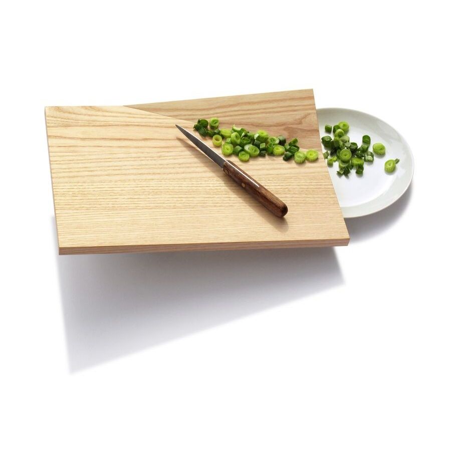 Schneidbrett mit Geschnittenem und Teller