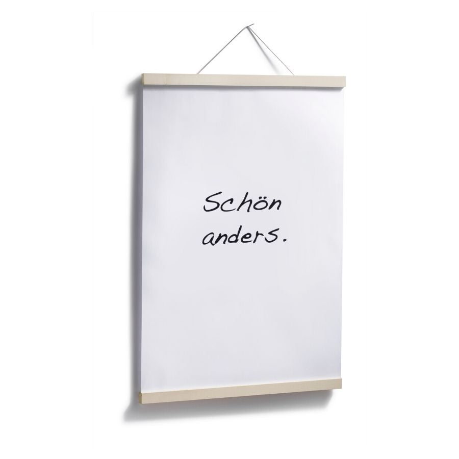 Poster aufgehangen zwischen zwei Holzleisten