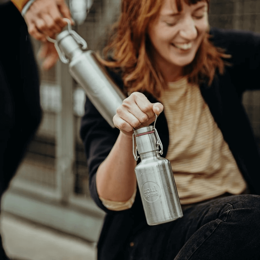 Frau hält eine soulbottle steel light 0.5l in der Hand