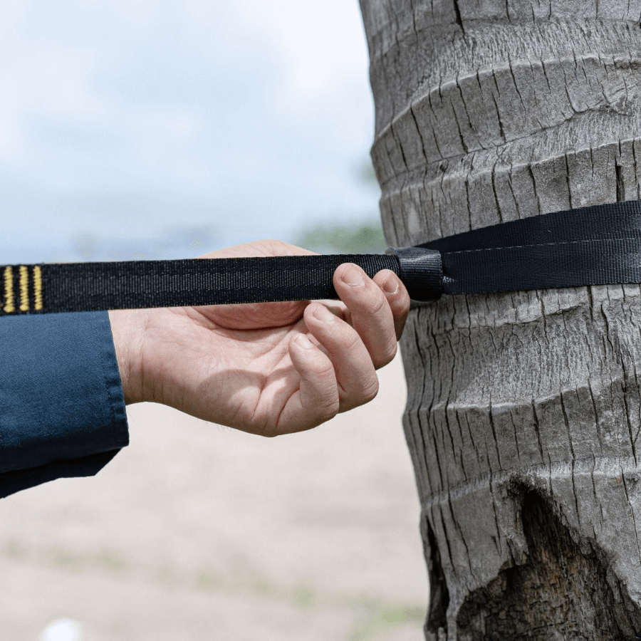 Befestigung der Moon Straps an einem Baum