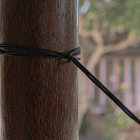 Nautisches Seil wurde an einem Holzmast befestigt