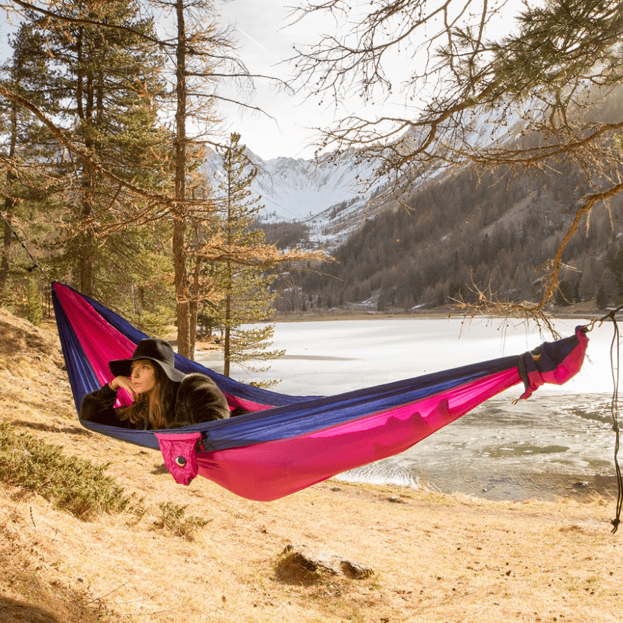 Frau liegt in der Natur in einer Hängematte