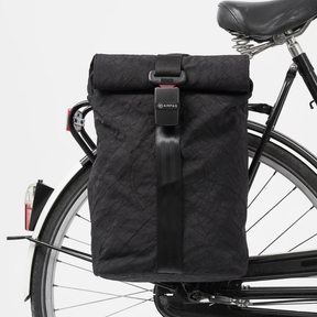 Rucksack mit Fahrradhaken von Airpaq an einem Gepäckträger befestigt – Ansicht von vorne