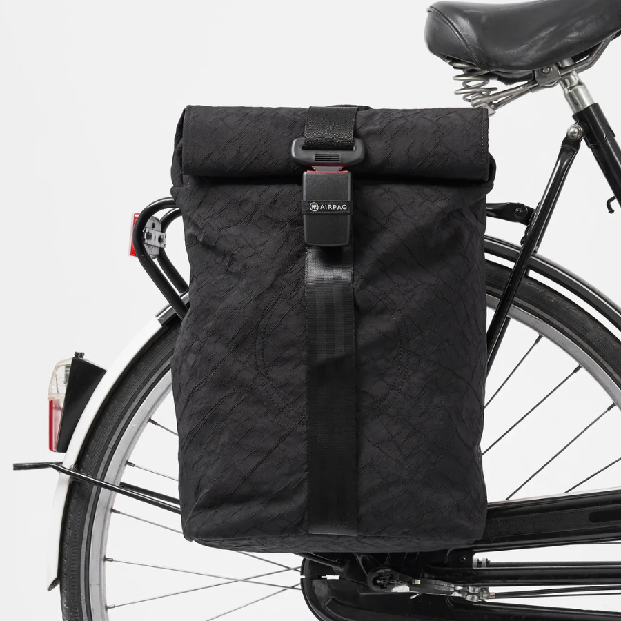 Rucksack mit Fahrradhaken von Airpaq an einem Gepäckträger befestigt – Ansicht von vorne