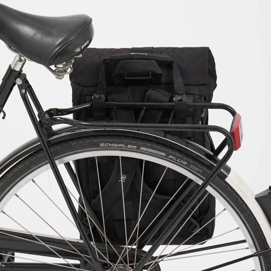 Rucksack mit Fahrradhaken von Airpaq an einem Gepäckträger befestigt