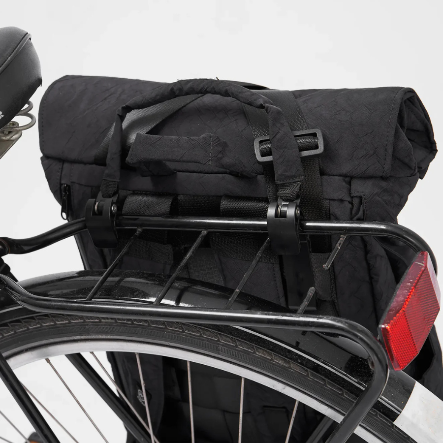 Rucksack mit Fahrradhaken von Airpaq an einem Gepäckträger befestigt