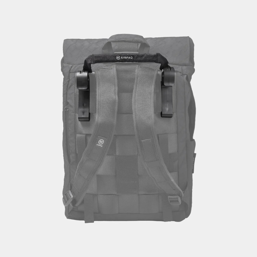 Fahrradhaken von Airpaq an einem Rolltop hinten befestigt 