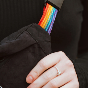Airpaq Hip Baq Pride – Nahaufnahme vom bunten Gurt
