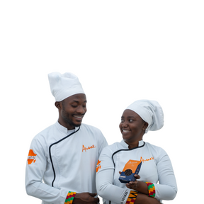 Zwei Chocolaiers halten eine Packung von den Amanase Kakao Nicbs in der Hand