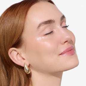 Person hat Birkenspanner Bio-Glitzer Snow Flake im Gesicht