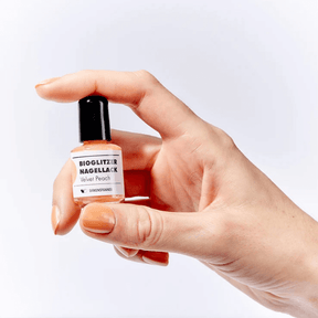 Hand hält den Birkenspanner Bioglitzer Nagellack – Velvet Peach in den Händen