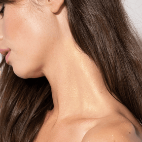 Körperöl Golden Aura von Birkenspanner – aufgetragen am Hals