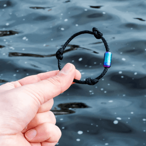 Person hält Bracenet Black Sea ll - bunter Verschluss in der Hand
