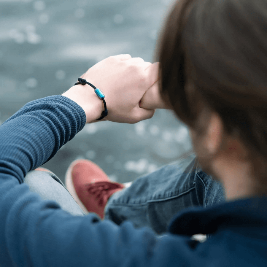 Person trägt Bracenet Black Sea ll - bunter Verschluss am Handgelenk