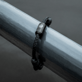 Gößenverstellbares Bracenet Black Sea II mit Verschluss hängt an einer Stange