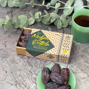 Medjool-Datteln von Conflictfood – Verpackung und Früchte