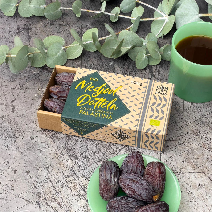 Medjool-Datteln von Conflictfood – Verpackung und Früchte
